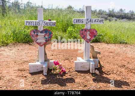 86 croci piantate per informarla delle vittime del fuoco di campo disastro in paradiso, California. Le croci sono state l'idea di Greg Zanis, da Ch Foto Stock