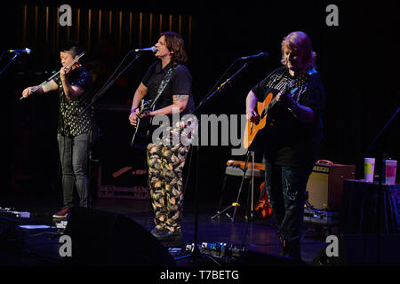 Fort Lauderdale, FL, Stati Uniti d'America. 04 Maggio, 2019. Indigo Girls eseguire al Parker Playhouse sul Maggio4, 2019 a Fort Lauderdale Florida. Credito: Mpi04/media/punzone Alamy Live News Foto Stock