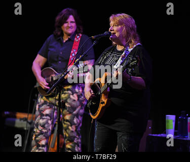 Fort Lauderdale, FL, Stati Uniti d'America. 04 Maggio, 2019. Indigo Girls eseguire al Parker Playhouse sul Maggio4, 2019 a Fort Lauderdale Florida. Credito: Mpi04/media/punzone Alamy Live News Foto Stock