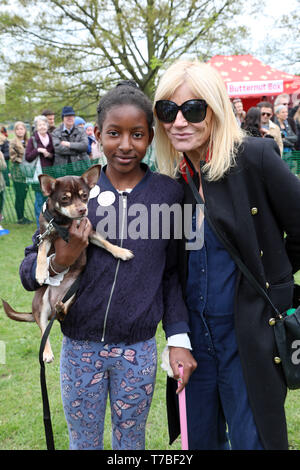 Londra, Regno Unito. Il 5 maggio 2019. Giudice Michelle Collins con Coco il Chihuahua e proprietario Kyrah che ha vinto il migliore gestore bambino categoria a tutti i cani abbaiare di materia di carità dog show, Hampstead Heath, Londra, Inghilterra. Simpatici cani ha preso parte a diverse categorie di questo annuale dog show che è gestito dalla carità che case e rehomes cani a Londra e trova case per cani provenienti dall estero. I cani hanno gareggiato per essere più carini pup, soccorso migliore e più. Ulteriori informazioni al sito www.alldogsmatter.co.uk Credit: Paul Brown/Alamy Live News Foto Stock