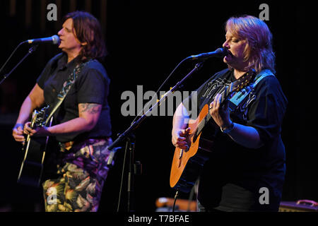 Fort Lauderdale, FL, Stati Uniti d'America. 04 Maggio, 2019. Indigo Girls eseguire al Parker Playhouse sul Maggio4, 2019 a Fort Lauderdale Florida. Credito: Mpi04/media/punzone Alamy Live News Foto Stock