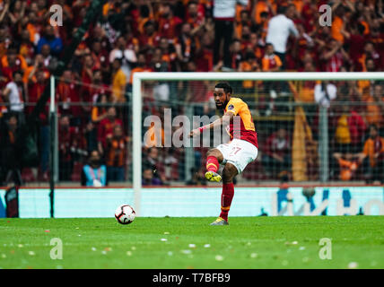 Istanbul, Turchia. Il 5 maggio, 2019. Christian Luyindama di Galatasaray durante la Turkish Super Lig match tra il Galatasaray S.K. e Besiktas al TÃ¼rk Telekom Arena di Istanbul, in Turchia. Ulrik Pedersen/CSM/Alamy Live News Foto Stock