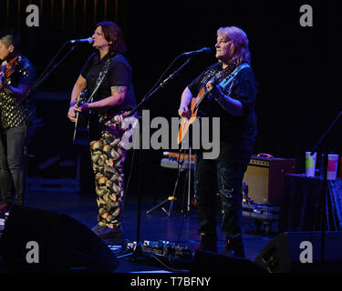 Fort Lauderdale, FL, Stati Uniti d'America. 04 Maggio, 2019. Indigo Girls eseguire al Parker Playhouse sul Maggio4, 2019 a Fort Lauderdale Florida. Credito: Mpi04/media/punzone Alamy Live News Foto Stock