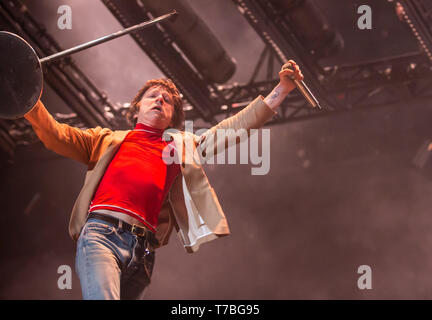 ATLANTA, Georgia - 04 Maggio: Matt Shultz e la gabbia l'Elefante compie durante il giorno 2 di traballante ginocchia Music Festival ad Atlanta Central Park a Maggio 04, 2019 in Atlanta, Georgia. Foto: Ryan Fleisher/imageSPACE/MediaPunch Foto Stock