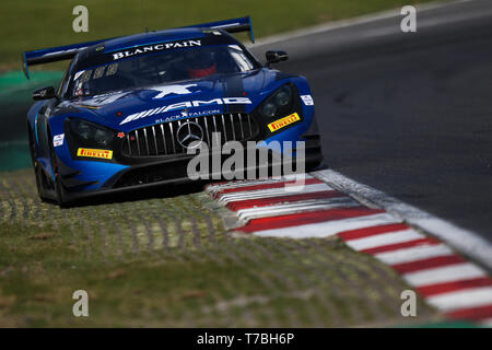 Longfield, Regno Unito. 05 Maggio, 2019. BLACK FALCON la Mercedes-AMG GT3 con i piloti Luca Stolz & Maro Engel durante gara 2 del Blancpain GT World Challenge Europa a Brands Hatch, Longfield, in Inghilterra il 5 maggio 2019. Foto di Jurek Biegus. Solo uso editoriale, è richiesta una licenza per uso commerciale. Nessun uso in scommesse, giochi o un singolo giocatore/club/league pubblicazioni. Credit: UK Sports Pics Ltd/Alamy Live News Foto Stock