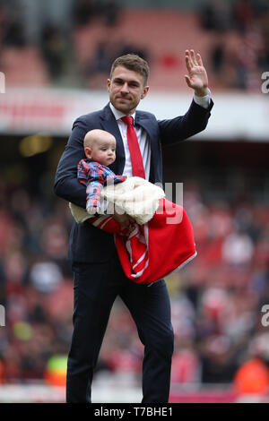 Londra, Regno Unito. 05 Maggio, 2019. Aaron Ramsey (A) ringrazia i tifosi, come egli è di lasciare l'Arsenal per unire la Juventus. Arsenal V Brighton e Hove Albion English Premier League football match all'Emirates Stadium di Londra, Regno Unito il 5 maggio 2019. **Solo uso editoriale, è richiesta una licenza per uso commerciale. Nessun uso in scommesse, giochi o un singolo giocatore/club/league pubblicazioni** Credito: Paolo Marriott/Alamy Live News Foto Stock