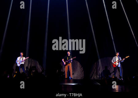 Liverpool, Regno Unito. Il 5 maggio 2019. British pop trio, nuova speranza Club, eseguire come supporto per le tomaie durante il loro 'Quattro Angoli' tour, a Liverpool M&S Bank Arena. Credito: Paolo Warburton/Alamy Live News Foto Stock