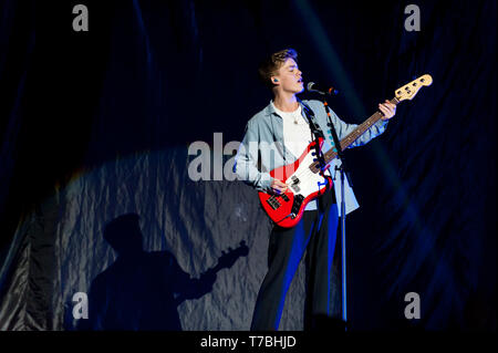 Liverpool, Regno Unito. Il 5 maggio 2019. Il chitarrista, Reece Bibby, esegue con la sua band, british pop trio, nuova speranza Club, come sostengono le tomaie durante il loro 'Quattro Angoli' tour, a Liverpool M&S Bank Arena. Credito: Paolo Warburton/Alamy Live News Foto Stock