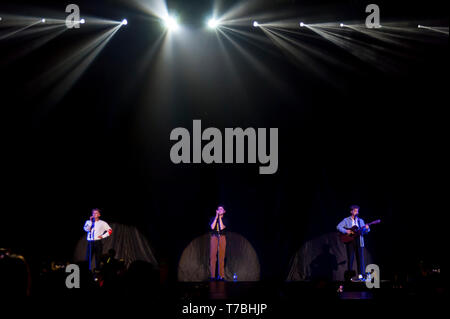 Liverpool, Regno Unito. Il 5 maggio 2019. British pop trio, nuova speranza Club, eseguire come supporto per le tomaie durante il loro 'Quattro Angoli' tour, a Liverpool M&S Bank Arena. Credito: Paolo Warburton/Alamy Live News Foto Stock