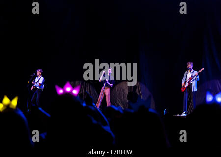 Liverpool, Regno Unito. Il 5 maggio 2019. British pop trio, nuova speranza Club, eseguire come supporto per le tomaie durante il loro 'Quattro Angoli' tour, a Liverpool M&S Bank Arena. Credito: Paolo Warburton/Alamy Live News Foto Stock