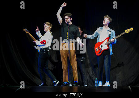 Liverpool, Regno Unito. Il 5 maggio 2019. British pop trio, nuova speranza Club, eseguire come supporto per le tomaie durante il loro 'Quattro Angoli' tour, a Liverpool M&S Bank Arena. Credito: Paolo Warburton/Alamy Live News Foto Stock