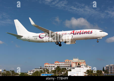 Simpson Bay, Saint Martin. Decimo Dec, 2016. Un Caribbean Airlines Boeing 737-800 l'atterraggio all'aeroporto Principessa Juliana poco più di Maho beach. Credito: Fabrizio Gandolfo SOPA/images/ZUMA filo/Alamy Live News Foto Stock