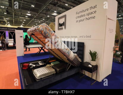 Londra, Regno Unito. Il 5 maggio, 2019. Mobili che crea uno spazio nel tuo home esposti durante la mostra.Grand Designs Live mostra promossa da Anglian Home miglioramenti, con più di 500 espositori in zone per una tecnologia sostenibile, self-build, design, tecnologia grand interiors, cucine e bagni, giardini, food & casalinghi. La mostra offre ai visitatori un'occasione unica per vedere tutte le ultime tendenze per la casa così come molti prodotti mai visto prima. Basato su Canale 4 serie TV e tenuto a Excel di Londra. (Credito Immagine: © Keith Mayhew/SOPA immagini via ZUMA Wir Foto Stock