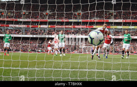 Londra, Regno Unito. 05 Maggio, 2019. Pierre-Emerick Aubameyang (A) segna il primo obiettivo dell'Arsenal, dalla pena spot, passato Mathew Ryan (B&HA) 1-0 all'Arsenal v Brighton e Hove Albion English Premier League football match all'Emirates Stadium di Londra, Regno Unito il 5 maggio 2019. **Solo uso editoriale, è richiesta una licenza per uso commerciale. Nessun uso in scommesse, giochi o un singolo giocatore/club/league pubblicazioni** Credito: Paolo Marriott/Alamy Live News Foto Stock