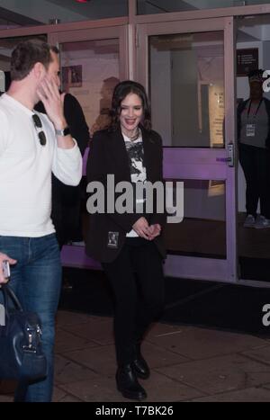 NEW YORK, NY - 04 Maggio: attore, Winona Ryder è visto lasciare la realtà "morde" XXV Anniversario - 2019 Tribeca Film Festival a BMCC Tribeca PAC il 4 maggio 2019 a New York City. Foto: Jeremy Smith/imageSPACE/MediaPunch Foto Stock