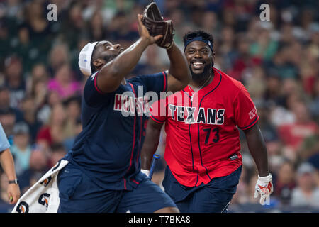 Maggio 04, 2019 Houston Texans di guardia offensiva Zach Fulton (73) e fine di difesa Angelo Blackson (97) durante il JJ Watt carità Classic, un gioco di softball che fornisce finanziamenti per il dopo-scuola programmi atletico migliorando le opportunità per il middle-scuola di età compresa tra i bambini nella comunità per essere coinvolti in atletica leggera, in modo che essi possano imparare i tratti caratteriali della responsabilità, il lavoro di squadra, leadership etica del lavoro e la perseveranza, mentre in una cassetta di sicurezza e ambiente supervisionato con i loro coetanei Maria Lysaker/CSM Foto Stock