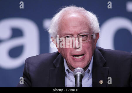 Città di Sioux, IOWA, USA. Il 5 maggio, 2019. Stati Uniti Il Sen. BERNIE SANDERS (I-VT) campagne per la sua 2020 eseguire presidenziale al Orpheum Theatre nella città di Sioux, Iowa Domenica sera, 5 maggio 2019. Credito: Jerry Mennenga/ZUMA filo/Alamy Live News Foto Stock