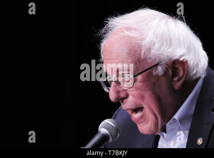 Città di Sioux, IOWA, USA. Il 5 maggio, 2019. Stati Uniti Il Sen. BERNIE SANDERS (I-VT) campagne per la sua 2020 eseguire presidenziale al Orpheum Theatre nella città di Sioux, Iowa Domenica sera, 5 maggio 2019. Credito: Jerry Mennenga/ZUMA filo/Alamy Live News Foto Stock