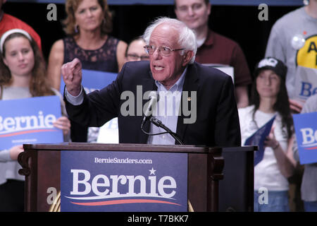 Città di Sioux, IOWA, USA. Il 5 maggio, 2019. Stati Uniti Il Sen. BERNIE SANDERS (I-VT) campagne per la sua 2020 eseguire presidenziale al Orpheum Theatre nella città di Sioux, Iowa Domenica sera, 5 maggio 2019. Credito: Jerry Mennenga/ZUMA filo/Alamy Live News Foto Stock