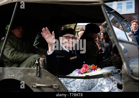 Un veterano della Seconda Guerra mondiale viene visto in una Jeep sorridente al pubblico durante la parata. La parata di liberazione o Bevrijdingsdefilé in olandese, è celebrata ogni anno e riunisce i veterani militari e successori per rendere omaggio a tutti coloro che hanno dato la loro vita durante la seconda guerra mondiale. Anche quest'anno 27 veterani britannici sono stati accolti calorosamente, arrivarono in autentici in taxi da Londra. Foto Stock