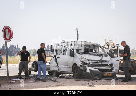 Gerusalemme. Il 5 maggio, 2019. Foto scattata il 5 Maggio 2019 mostra una vettura danneggiata da un razzo sparato dalla striscia di Gaza vicino a Yad Mordechai nel sud di Israele. Quattro civili israeliani sono stati uccisi domenica e più di 70 feriti da razzi lanciati dai palestinesi dalla striscia di Gaza. Credito: JINI/Xinhua/Alamy Live News Foto Stock