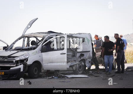 Gerusalemme. Il 5 maggio, 2019. Foto scattata il 5 Maggio 2019 mostra una vettura danneggiata da un razzo sparato dalla striscia di Gaza vicino a Yad Mordechai nel sud di Israele. Quattro civili israeliani sono stati uccisi domenica e più di 70 feriti da razzi lanciati dai palestinesi dalla striscia di Gaza. Credito: JINI/Xinhua/Alamy Live News Foto Stock