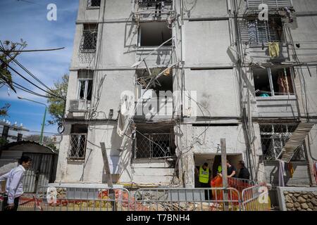 Gerusalemme, Israele. Il 5 maggio, 2019. Una casa è visto danneggiata da un razzo sparato dalla striscia di Gaza in Ashkelon, Israele, il 5 maggio 2019. Quattro civili israeliani sono stati uccisi domenica e più di 70 feriti da razzi lanciati dai palestinesi dalla striscia di Gaza. Credito: JINI/Xinhua/Alamy Live News Foto Stock