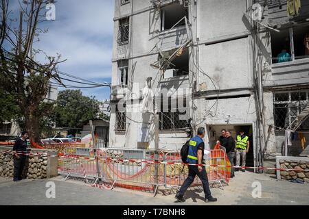 Gerusalemme, Israele. Il 5 maggio, 2019. Un edificio è visto danneggiata da un razzo sparato dalla striscia di Gaza in Ashkelon, Israele, 5 maggio 2019. Quattro civili israeliani sono stati uccisi domenica e più di 70 feriti da razzi lanciati dai palestinesi dalla striscia di Gaza. Credito: JINI/Xinhua/Alamy Live News Foto Stock