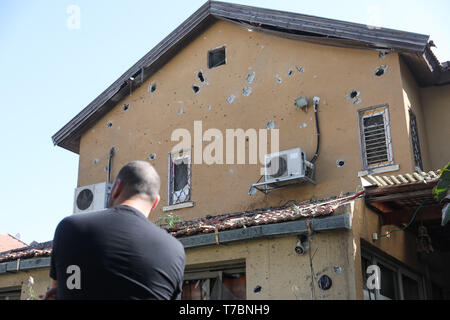 Gerusalemme, Israele. Il 5 maggio, 2019. Una casa è visto danneggiata da un razzo sparato dalla striscia di Gaza in Ashkelon, Israele, 5 maggio 2019. Quattro civili israeliani sono stati uccisi domenica e più di 70 feriti da razzi lanciati dai palestinesi dalla striscia di Gaza. Credito: JINI/Xinhua/Alamy Live News Foto Stock