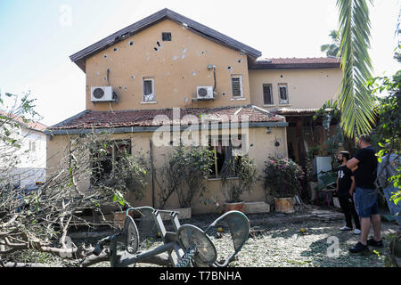 Gerusalemme, Israele. Il 5 maggio, 2019. Una casa è visto danneggiata da un razzo sparato dalla striscia di Gaza in Ashkelon, Israele, 5 maggio 2019. Quattro civili israeliani sono stati uccisi domenica e più di 70 feriti da razzi lanciati dai palestinesi dalla striscia di Gaza. Credito: JINI/Xinhua/Alamy Live News Foto Stock