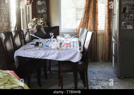 Gerusalemme. Il 5 maggio, 2019. Foto scattata il 5 Maggio 2019 mostra la vista interna di una casa danneggiata da un razzo sparato dalla striscia di Gaza in Ashkelon, Israele. Quattro civili israeliani sono stati uccisi domenica e più di 70 feriti da razzi lanciati dai palestinesi dalla striscia di Gaza. Credito: JINI/Xinhua/Alamy Live News Foto Stock