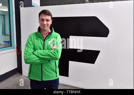 03 maggio 2019, Turingia, Löbichau: Andre Beuchold, Managing Director di Framo GmbH. La società è una specialista per elettrificata di veicoli commerciali, da 7,5-ton di autocarri per totalmente elettrico 40-ton semirimorchi. Framo impiega circa 50 persone e dispone di una capacità di circa 250 veicoli all'anno. Foto: Martin Schutt/dpa-Zentralbild/dpa Foto Stock