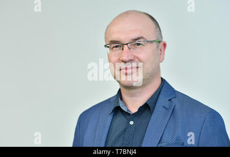 03 maggio 2019, Turingia, Löbichau: Andy Illgen, fondatore e managing director di Framo GmbH. La società è una specialista per elettrificata di veicoli commerciali, da 7,5-ton di autocarri per totalmente elettrico 40-ton semirimorchi. Framo impiega circa 50 persone e dispone di una capacità di circa 250 veicoli all'anno. Foto: Martin Schutt/dpa-Zentralbild/dpa Foto Stock