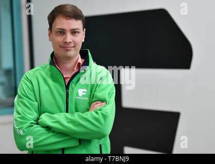 03 maggio 2019, Turingia, Löbichau: Andre Beuchold, Managing Director di Framo GmbH. La società è una specialista per elettrificata di veicoli commerciali, da 7,5-ton di autocarri per totalmente elettrico 40-ton semirimorchi. Framo impiega circa 50 persone e dispone di una capacità di circa 250 veicoli all'anno. Foto: Martin Schutt/dpa-Zentralbild/dpa Foto Stock