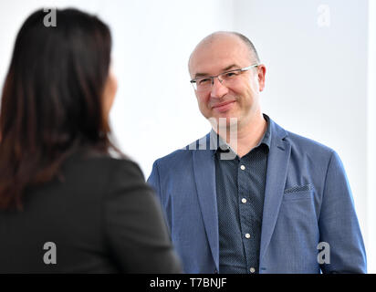 03 maggio 2019, Turingia, Löbichau: Andy Illgen, fondatore e managing director di Framo GmbH. La società è una specialista per elettrificata di veicoli commerciali, da 7,5-ton di autocarri per totalmente elettrico 40-ton semirimorchi. Framo impiega circa 50 persone e dispone di una capacità di circa 250 veicoli all'anno. Foto: Martin Schutt/dpa-Zentralbild/dpa Foto Stock