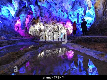 (190506) -- PECHINO, 6 maggio 2019 (Xinhua) -- i turisti visualizzare il paesaggio carsico all'interno di una grotta nella contea di Fuyuan, a sud-ovest della Cina di Provincia di Yunnan, 3 maggio 2019. I turisti registrati 195 milioni di viaggi nazionali in Cina durante il giorno di maggio vacanza da mercoledì a sabato, fino 13,7 per cento anno su anno. E il turismo i ricavi sono cresciuti del 16,1 per cento per colpire i 117,7 miliardi di yuan (circa 17,5 miliardi di dollari) negli ultimi quattro giorni, secondo le stime fornite dal Ministero della Cultura e del turismo. Grandi viaggi online le piattaforme hanno osservato anche tendenze del turismo di eseguire l'aggiornamento. I viaggiatori da 614 c Foto Stock