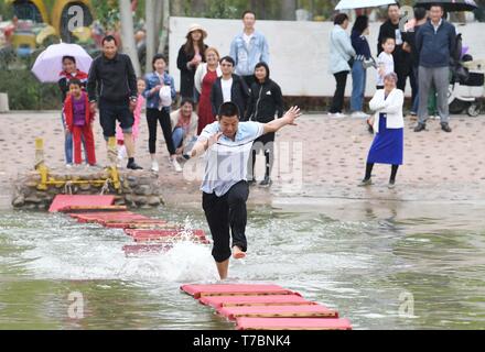 (190506) -- PECHINO, 6 maggio 2019 (Xinhua) -- I turisti si divertono in Daolang punto panoramico di Awat County, a nord-ovest della Cina di Xinjiang Uygur Regione autonoma, 1 maggio 2019. I turisti registrati 195 milioni di viaggi nazionali in Cina durante il giorno di maggio vacanza da mercoledì a sabato, fino 13,7 per cento anno su anno. E il turismo i ricavi sono cresciuti del 16,1 per cento per colpire i 117,7 miliardi di yuan (circa 17,5 miliardi di dollari) negli ultimi quattro giorni, secondo le stime fornite dal Ministero della Cultura e del turismo. Grandi viaggi online le piattaforme hanno osservato anche tendenze del turismo di eseguire l'aggiornamento. Trav Foto Stock