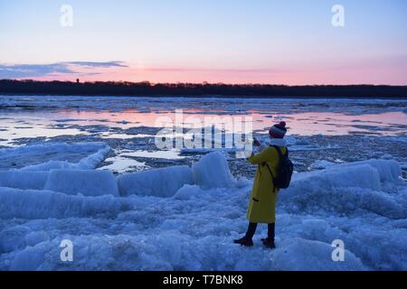 (190506) -- PECHINO, 6 maggio 2019 (Xinhua) -- un turista prende le foto della fusione del ghiaccio in Huma sezione del fiume Heilongjiang nel Nordest della Cina di Provincia di Heilongjiang, 3 maggio 2019. I turisti registrati 195 milioni di viaggi nazionali in Cina durante il giorno di maggio vacanza da mercoledì a sabato, fino 13,7 per cento anno su anno. E il turismo i ricavi sono cresciuti del 16,1 per cento per colpire i 117,7 miliardi di yuan (circa 17,5 miliardi di dollari) negli ultimi quattro giorni, secondo le stime fornite dal Ministero della Cultura e del turismo. Grandi viaggi online le piattaforme hanno anche le tendenze osservate nel turismo upgr Foto Stock