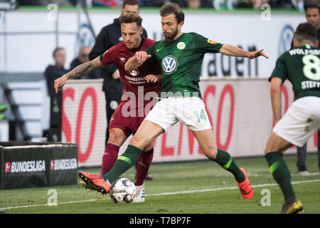 Wolfsburg, Deutschland. 04 Maggio, 2019. Robert BAUER (sinistra, N) versus Admir MEHMEDI (WOB), azione, duelli, calcio 1. Bundesliga, 32.Spieltag, VfL Wolfsburg (WOB) - 1.FC Norimberga 2: 0, su 04/05/2019 in Wolfsburg/Germania, € | Utilizzo di credito in tutto il mondo: dpa/Alamy Live News Foto Stock