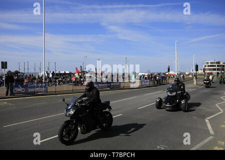Hastings, Regno Unito. Il 6 maggio, 2019. Regno Unito meteo. Bikers girare fuori in grandi numeri per la loro annuale Giornata può eseguire in Hastings, East Sussex, Regno Unito. Credito: Ed Brown/Alamy Live News Foto Stock
