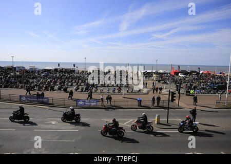 Hastings, Regno Unito. Il 6 maggio, 2019. Regno Unito meteo. Bikers girare fuori in grandi numeri per la loro annuale Giornata può eseguire in Hastings, East Sussex, Regno Unito. Credito: Ed Brown/Alamy Live News Foto Stock