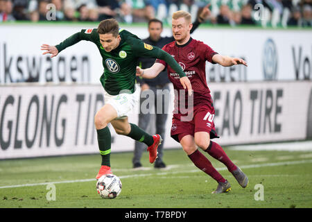 Wolfsburg, Deutschland. 04 Maggio, 2019. Elvis REXHBECAJ (l., WOB) versus Sebastian KERK (N), azione, duelli, calcio 1. Bundesliga, 32.Spieltag, VfL Wolfsburg (WOB) - 1.FC Norimberga 2: 0, su 04.05.2019 in Wolfsburg/Germania, € | Utilizzo di credito in tutto il mondo: dpa/Alamy Live News Foto Stock