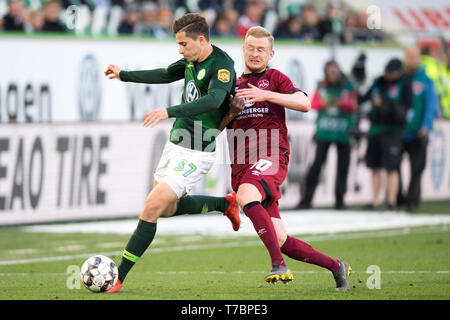 Wolfsburg, Deutschland. 04 Maggio, 2019. Elvis REXHBECAJ (l., WOB) versus Sebastian KERK (N), azione, duelli, calcio 1. Bundesliga, 32.Spieltag, VfL Wolfsburg (WOB) - 1.FC Norimberga 2: 0, su 04.05.2019 in Wolfsburg/Germania, € | Utilizzo di credito in tutto il mondo: dpa/Alamy Live News Foto Stock