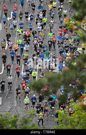 Praga, Repubblica Ceca. 05 Maggio, 2019. I corridori prendere parte nel 2019 Praga Marathon gara internazionale a Praga Repubblica Ceca, 5 maggio 2019. Credito: Michal Kamaryt/CTK foto/Alamy Live News Foto Stock