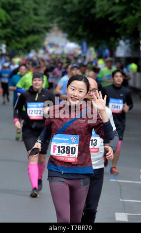 Praga, Repubblica Ceca. 05 Maggio, 2019. I corridori prendere parte nel 2019 Praga Marathon gara internazionale a Praga Repubblica Ceca, 5 maggio 2019. Credito: Michaela Rihova/CTK foto/Alamy Live News Foto Stock