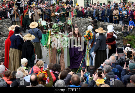 Clun, South Shropshire, Regno Unito. Il 6 maggio 2019. Il Green Man Festival a Clun in Sud Shropshire. L'uomo verde e la sua regina possono Benvenuti Estate dopo aver sconfitto il ghiaccio Regina sullo storico ponte in pietra Clun. Credito: David Bagnall/Alamy Live News Foto Stock