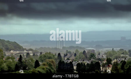 Glasgow, Scotland, Regno Unito. Il 6 maggio, 2019. Regno Unito Meteo. La pioggia e la nebbia e la scarsa visibilità mostra il verde ma nasconde le colline a sud della città. Credito: gerard ferry/Alamy Live News Foto Stock