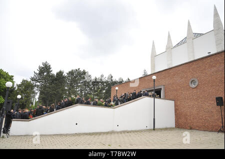 Brno, Repubblica Ceca. 05 Maggio, 2019. I funerali del calciatore ceco Josef Sural, 28, che è morto in un incidente stradale in Turchia il lunedì nel crematorio di Brno, in Repubblica Ceca, 5 maggio 2019. Credito: Igor Zehl/CTK foto/Alamy Live News Foto Stock