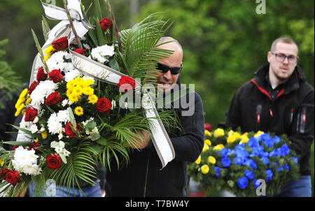 Brno, Repubblica Ceca. 05 Maggio, 2019. I funerali del calciatore ceco Josef Sural, 28, che è morto in un incidente stradale in Turchia il lunedì nel crematorio di Brno, in Repubblica Ceca, 5 maggio 2019. Credito: Igor Zehl/CTK foto/Alamy Live News Foto Stock