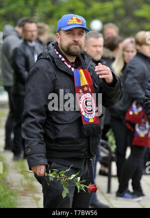 Brno, Repubblica Ceca. 05 Maggio, 2019. I funerali del calciatore ceco Josef Sural, 28, che è morto in un incidente stradale in Turchia il lunedì nel crematorio di Brno, in Repubblica Ceca, 5 maggio 2019. Credito: Igor Zehl/CTK foto/Alamy Live News Foto Stock